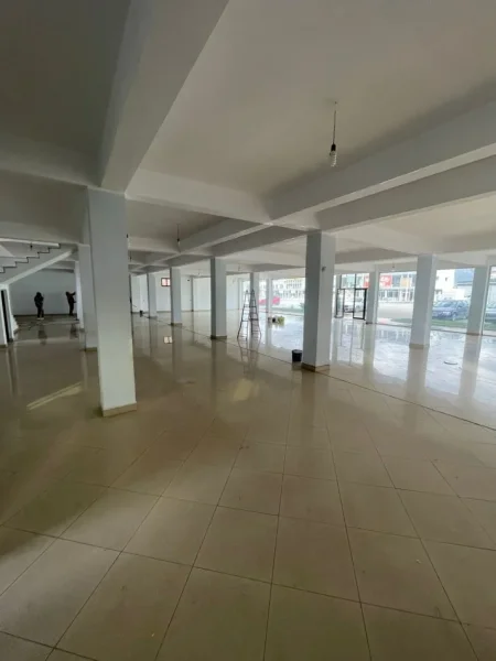 Tirane, jap me qera ambjent biznesi Kati 0, 1.000 m² 2.200 € (Nikle)