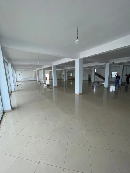 Tirane, jap me qera ambjent biznesi Kati 0, 1.000 m² 2.200 € (Nikle)