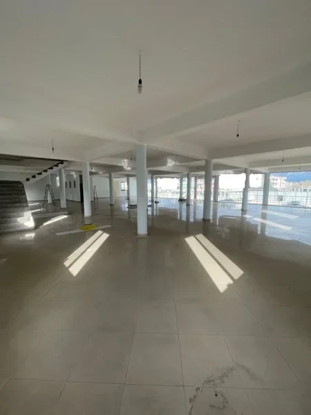 Tirane, jap me qera ambjent biznesi Kati 0, 1.000 m² 2.200 € (Nikle)