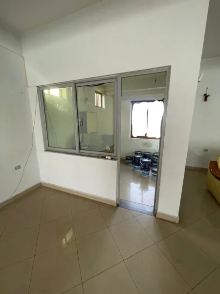 Tirane, jap me qera ambjent biznesi Kati 0, 1.000 m² 2.200 € (Nikle)