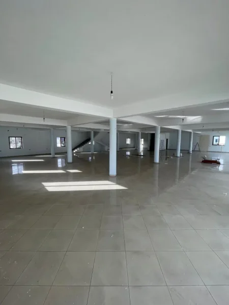 Tirane, jap me qera ambjent biznesi Kati 0, 1.000 m² 2.200 € (Nikle)