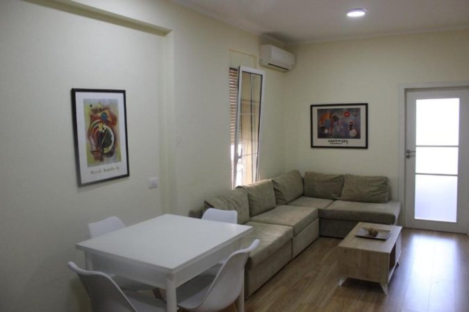 Tirane, jepet me qera apartament 2+1 Kati 3, 70 m² 600 € (Rruga e Barrikadave)