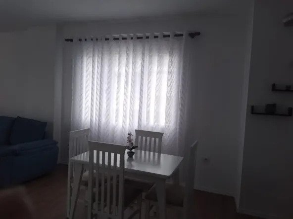 Tirane, jepet me qera apartament 1+1+Ballkon Kati 2, 73 m² 400 € (Rrethrrotullimi i Saukut)