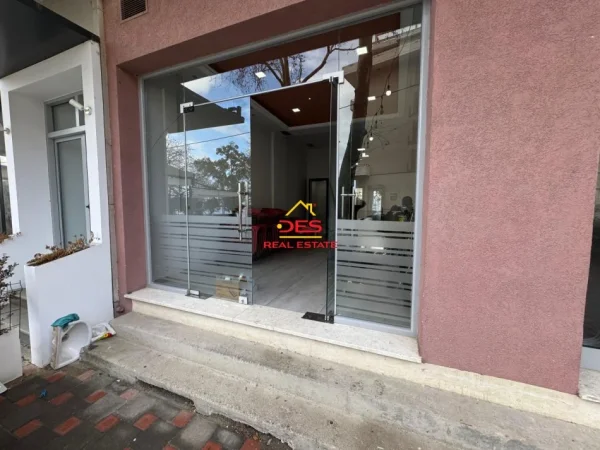 Vlore, jepet me qera Kati 0, 40 m² 600 € (Rruga Dhimitër Konomi)