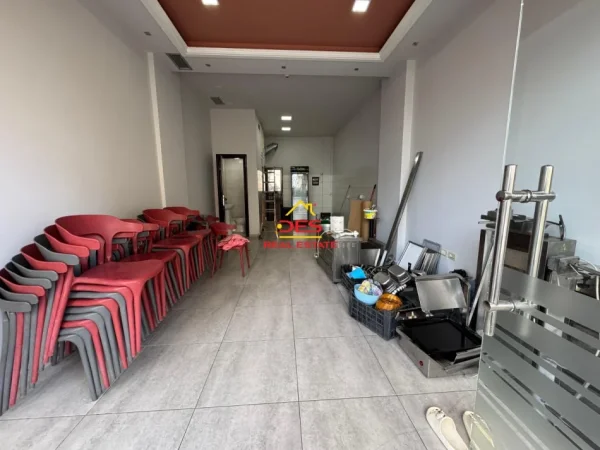 Vlore, jepet me qera Kati 0, 40 m² 600 € (Rruga Dhimitër Konomi)