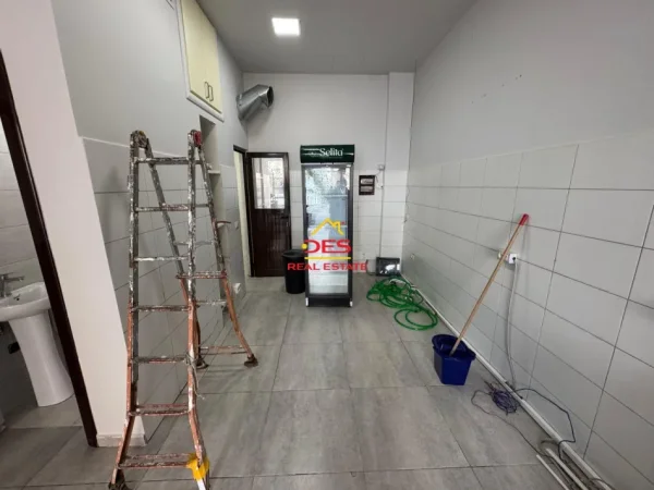 Vlore, jepet me qera Kati 0, 40 m² 600 € (Rruga Dhimitër Konomi)