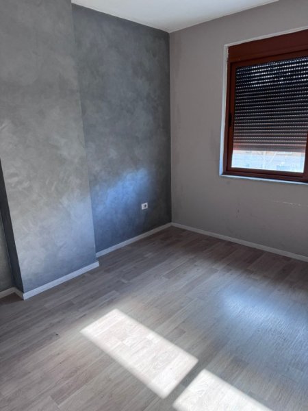 Tirane, jepet me qera apartament 2+1 Kati 4, 100 m² 550 € (statcioni i trenit)