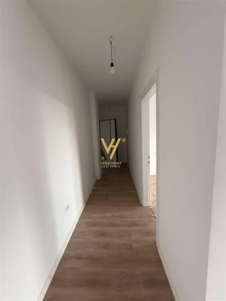 Tirane, jepet me qera zyre Kati 3, 70 m² 600 € (BULEVARDI I RI)