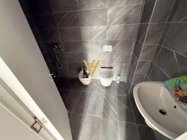 Tirane, jepet me qera zyre Kati 3, 70 m² 600 € (BULEVARDI I RI)