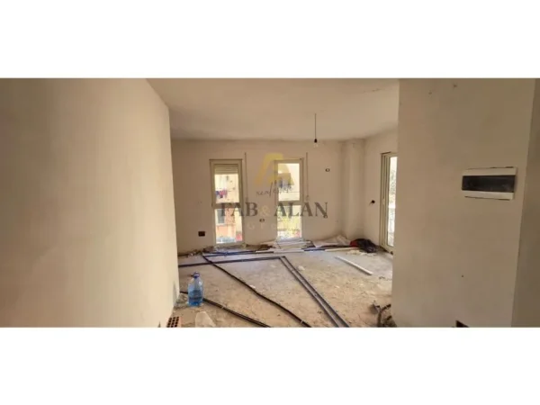 Tirane, shitet apartament 2+1+2 Kati 2, 91 m² 179.000 € (Prokuroria e Tiranes)