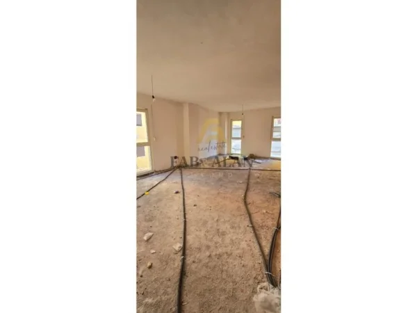 Tirane, shitet apartament 2+1+2 Kati 2, 91 m² 179.000 € (Prokuroria e Tiranes)