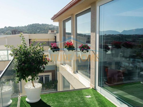 Tirane, jepet me qera apartament+verande | Penthouse 2+1 Kati 6, 203 m² 1.500 € (Liqeni i Thate)