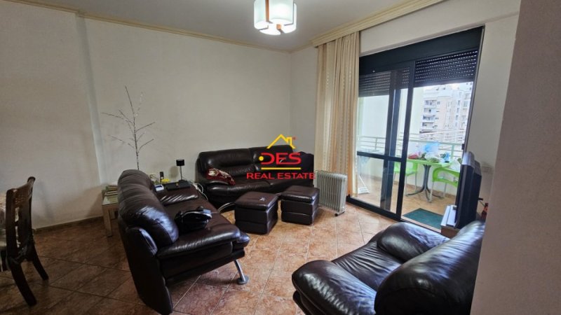 Vlore, jepet me qera apartament 2+1+Ballkon Kati 5, 100 m² 400 € (Rruga Çamëria)