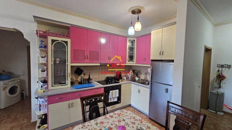 Vlore, jepet me qera apartament 2+1+Ballkon Kati 5, 100 m² 400 € (Rruga Çamëria)