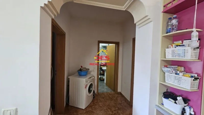 Vlore, jepet me qera apartament 2+1+Ballkon Kati 5, 100 m² 400 € (Rruga Çamëria)