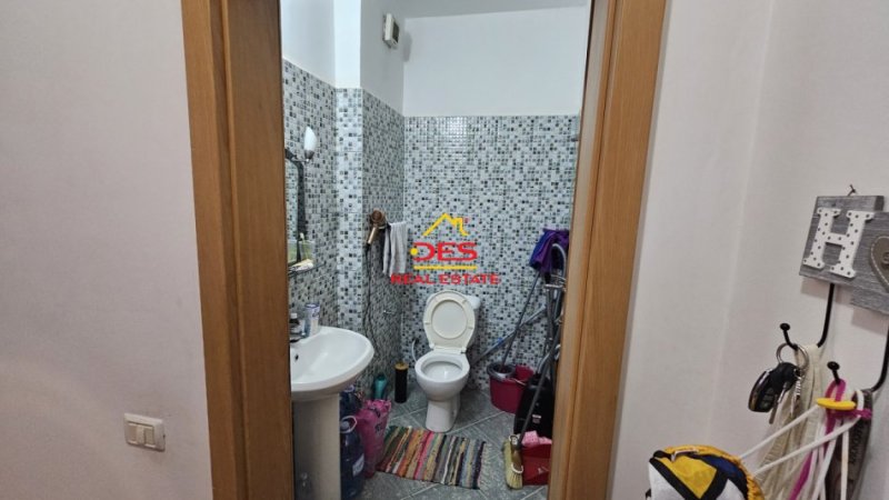 Vlore, jepet me qera apartament 2+1+Ballkon Kati 5, 100 m² 400 € (Rruga Çamëria)