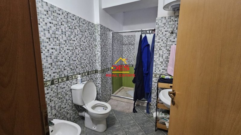 Vlore, jepet me qera apartament 2+1+Ballkon Kati 5, 100 m² 400 € (Rruga Çamëria)