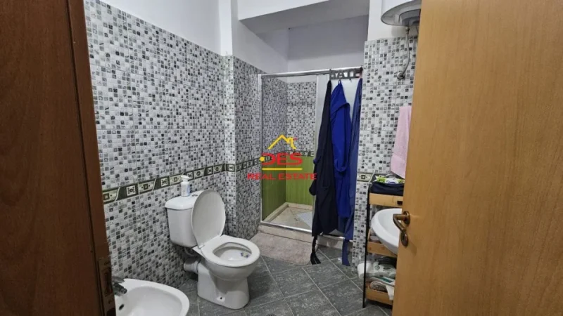 Vlore, jepet me qera apartament 2+1+Ballkon Kati 5, 100 m² 400 € (Rruga Çamëria)