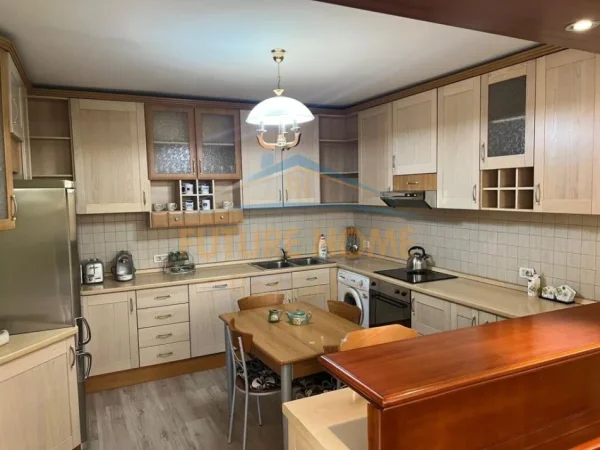 Tirane, jepet me qera apartament 2+1+Aneks+Ballkon Kati 4, 114 m² 1.000 € (BULEVARDI ZOGI I PARE)
