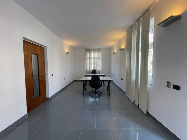 Tirane, jepet me qera zyre Kati 4, 65 m² 500 € (Myslym Shyri)
