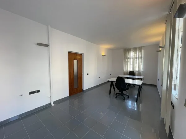 Tirane, jepet me qera zyre Kati 4, 65 m² 500 € (Myslym Shyri)