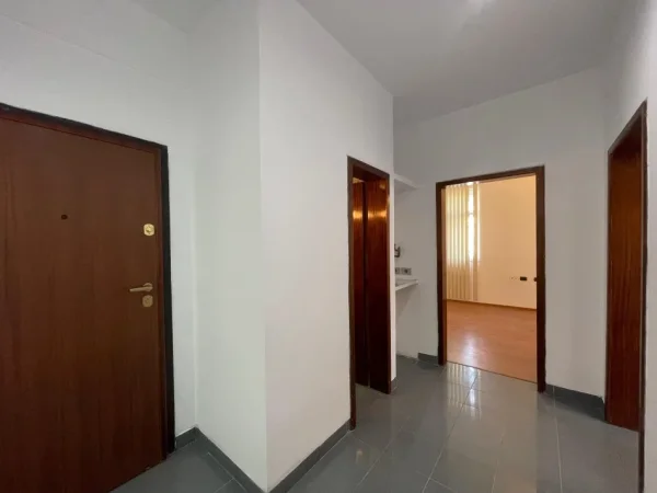 Tirane, jepet me qera zyre Kati 4, 65 m² 500 € (Myslym Shyri)
