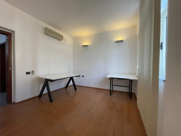 Tirane, jepet me qera zyre Kati 4, 65 m² 500 € (Myslym Shyri)