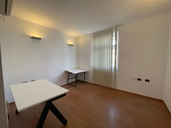 Tirane, jepet me qera zyre Kati 4, 65 m² 500 € (Myslym Shyri)