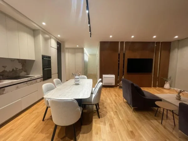 Jepet me qera Apartament 3+1+3 poste parkimi , 2.300 € (TEG)