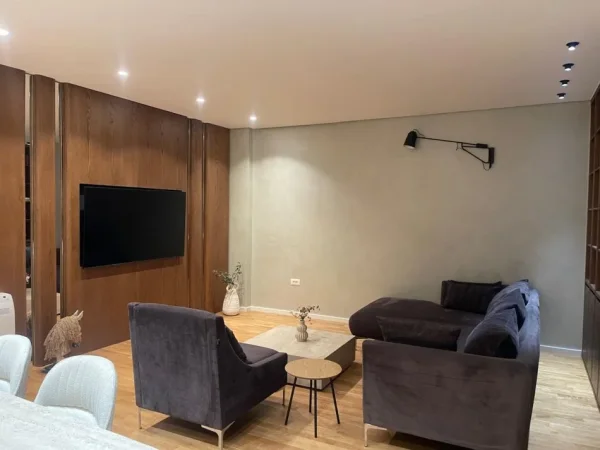 Jepet me qera Apartament 3+1+3 poste parkimi , 2.300 € (TEG)