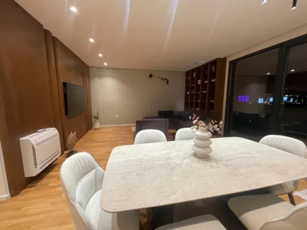 Jepet me qera Apartament 3+1+3 poste parkimi , 2.300 € (TEG)