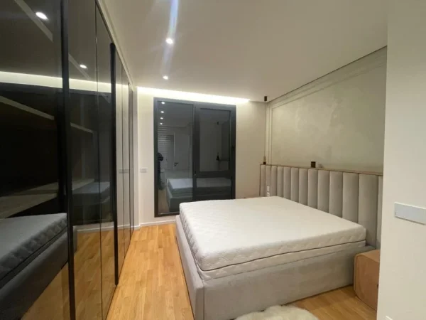 Jepet me qera Apartament 3+1+3 poste parkimi , 2.300 € (TEG)