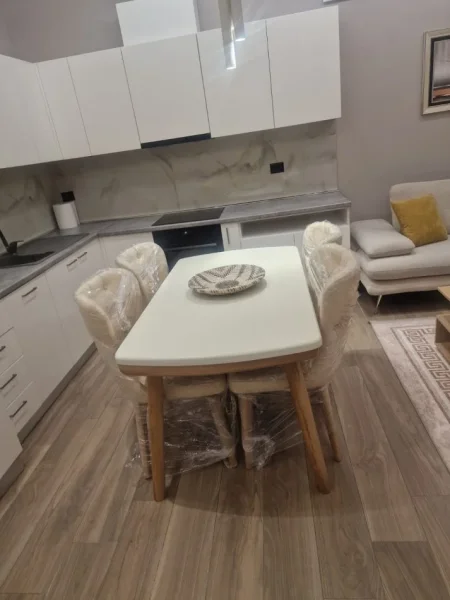 Apartament me  qera 2+1  +Post Parkimi 1.700 € (TEG)