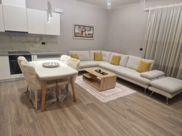 Apartament me  qera 2+1  +Post Parkimi 1.700 € (TEG)