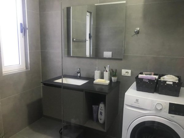 Tirane, jepet me qera apartament 2+1 , 132 m² 670 € (Vasil Shanto)