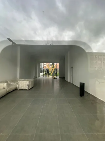 Tirane, jepet me qera dyqan Kati 0, 131 m² 2.000 € (KINOSTUDIO)