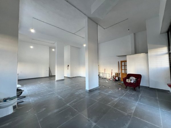 Tirane, jepet me qera ambjent biznesi Kati 0, 105 m² 800 € (Fusha e Aviacionit)