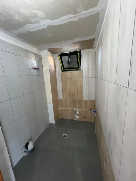 Tirane, jepet me qera ambjent biznesi Kati 0, 105 m² 800 € (Fusha e Aviacionit)