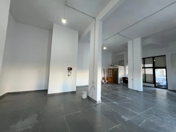 Tirane, jepet me qera ambjent biznesi Kati 0, 105 m² 800 € (Fusha e Aviacionit)