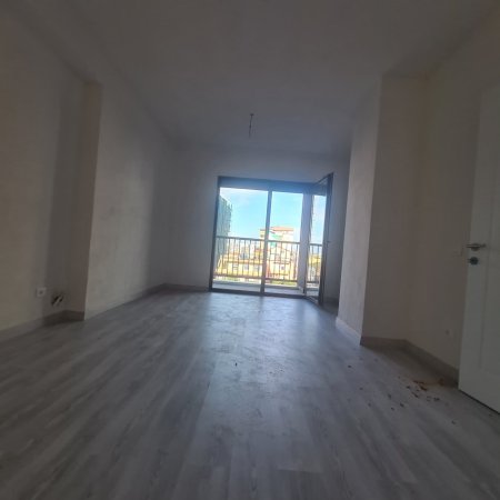 Tirane, jap me qera apartament 1+1 per zyra ose banim, Kati 1, 70 m² 400 € (Bulevardi i Ri)