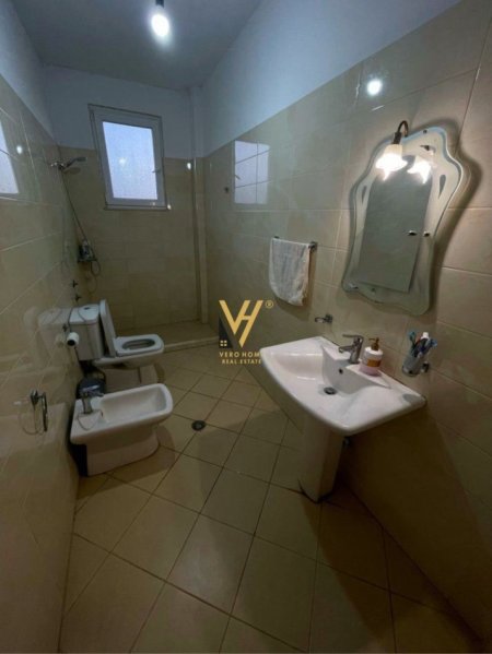 Tirane, jepet me qera Vile 2 Katshe Kati 1, 360 m² 2.500 € (MJULL BATHORE)