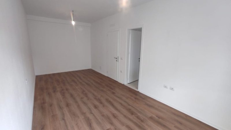 Tirane, jepet me qera zyre Kati 5, 100 m² 550 € (PORCELAN)