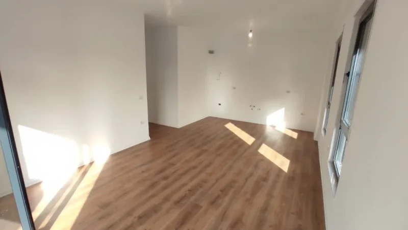 Tirane, jepet me qera zyre Kati 5, 100 m² 550 € (PORCELAN)