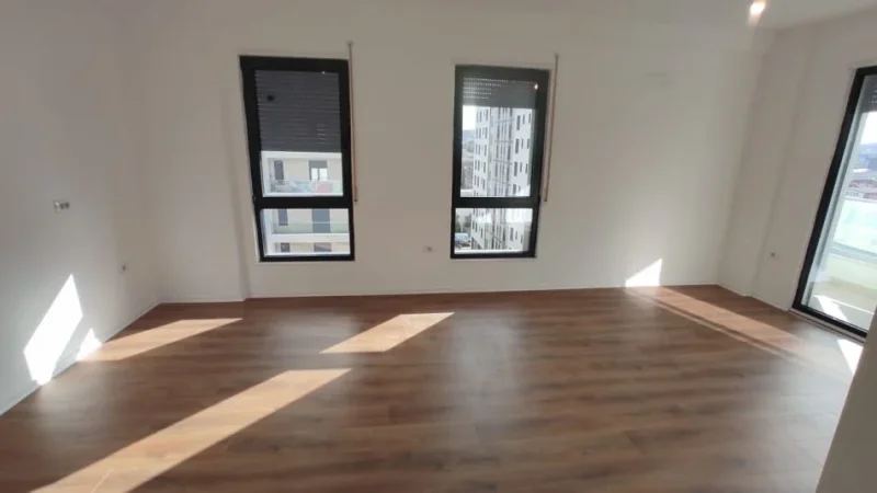 Tirane, jepet me qera zyre Kati 5, 100 m² 550 € (PORCELAN)