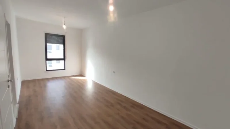 Tirane, jepet me qera zyre Kati 5, 100 m² 550 € (PORCELAN)