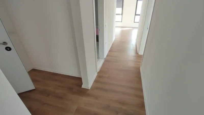 Tirane, jepet me qera zyre Kati 5, 100 m² 550 € (PORCELAN)