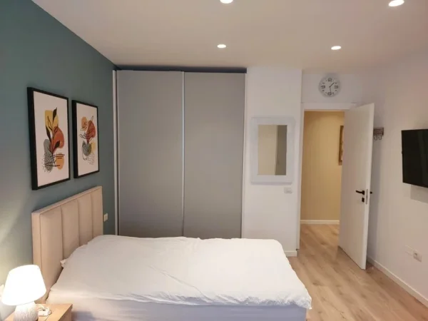 Tirane, jepet me qera apartament 2+1 Kati 3, 102 m² 1.000 € (RRUGA E ELBASANIT)