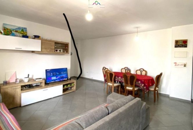Tirane, jepet me qera apartament 2+1 Kati 3, 110 m² 400 € (FRESKU)
