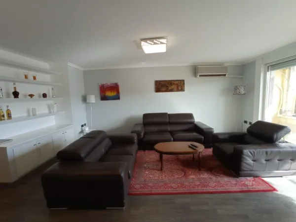 Tirane, Shitet Apartament cilësor & bollshëm, 2+1 me 2-banjo, ballkon, kati 7, fundit, pallat ri 9 kat, sip.120m, Cmim 320'000€, në rr. Sulejman Delvina, 30m nga Sheshi Willson e Stadiumi Selman Stërmasi / Dinamo