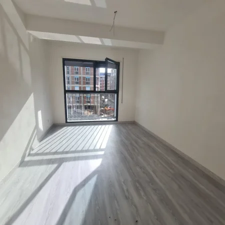 BULEVARDI I RI, jepet 2+1 e mobiluar per zyra,Kati 3, 106 m² (REZIDENCA ELBAVO)